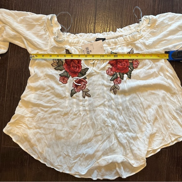 *NWT* White, flowy prairie top with red flowers - Forever 21 - Picture 5 of 6